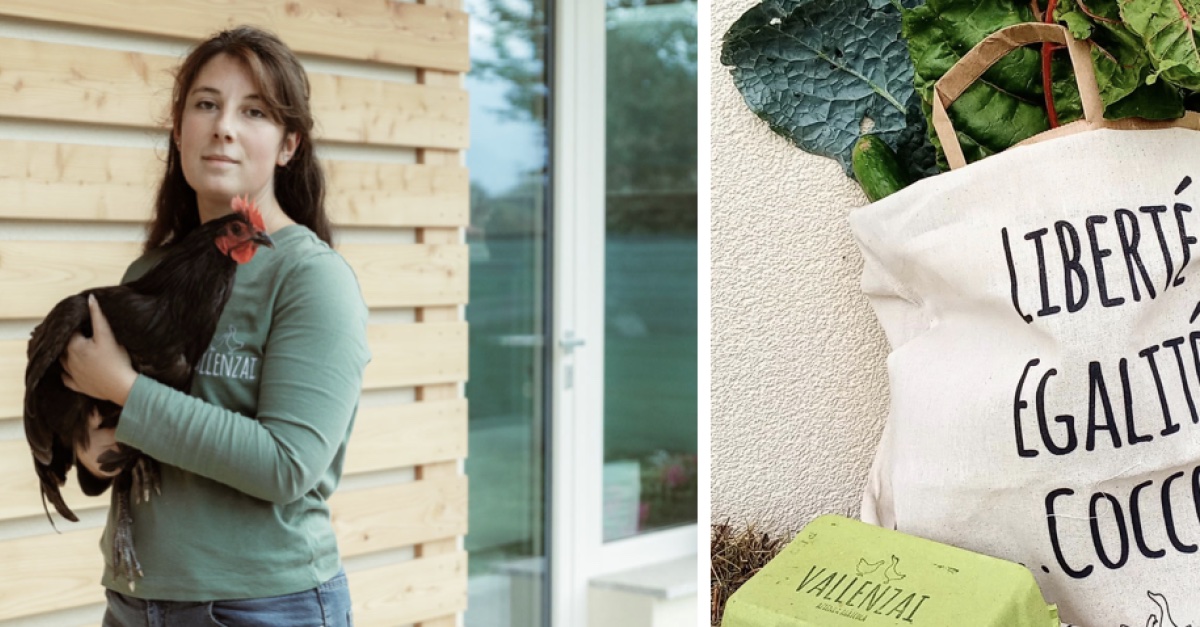 Ilaria con una gallina in braccio davanti all'azienda, e una borsa Vallenzai con verdura dell'orto e uova